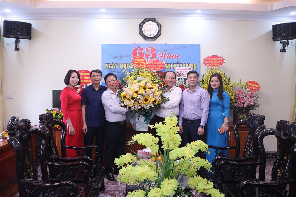 Đông chí Trần Công Thắng, Ủy viên BTV tỉnh ủy, Chủ tịch Ủy ban MTTQ tỉnh tặng hoa chúc mừng Sở...